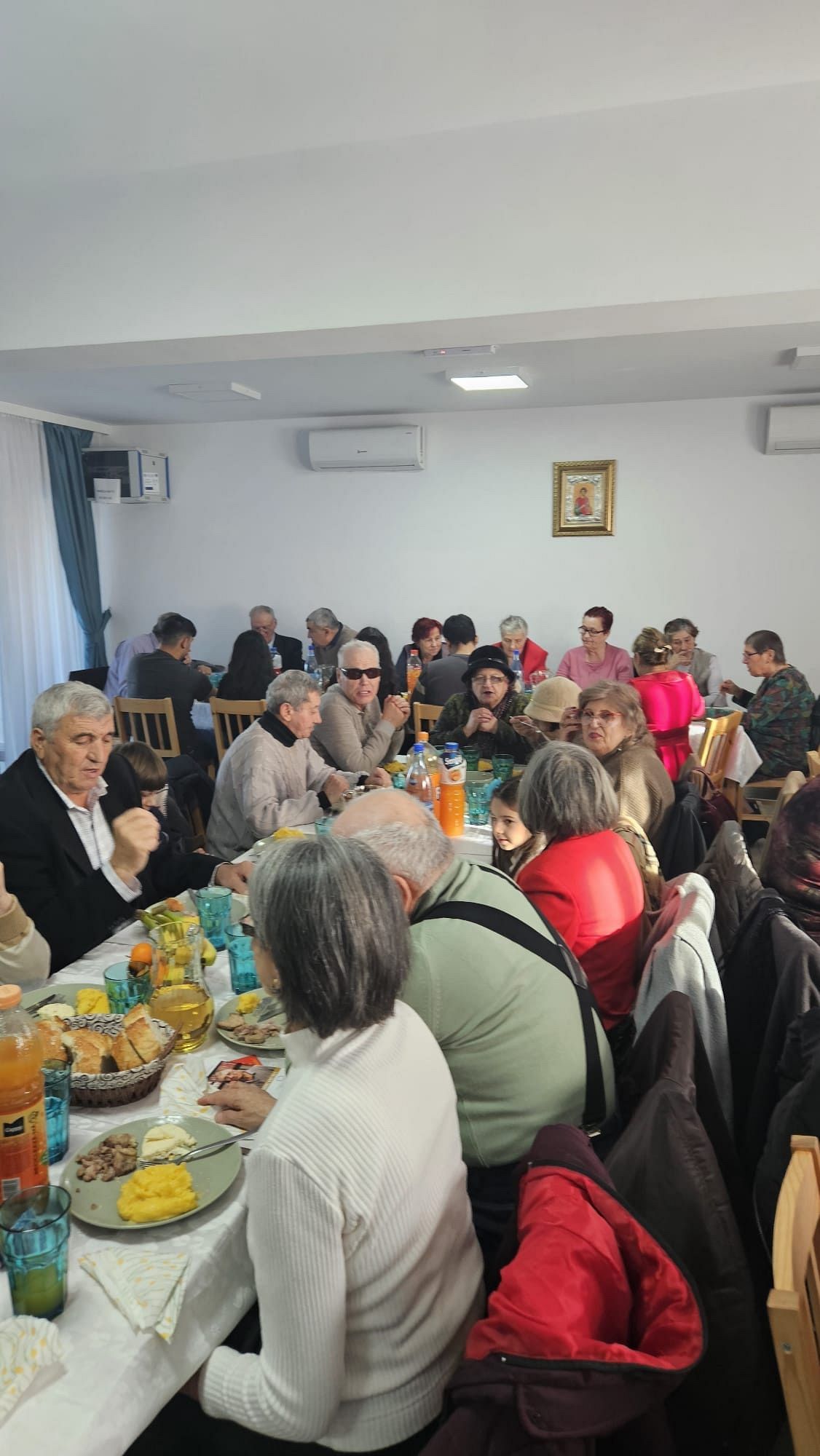 Foto Un prânz festiv plin de bucurie și generozitate la Centrul