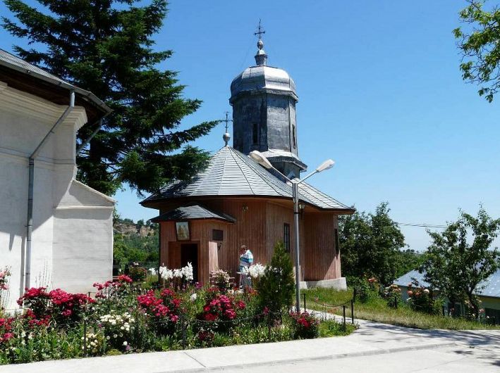 Mănăstirea Dălhăuți se află pe teritoriul comunei Cârligele din județul Vrancea.Foto:arhiepiscopiabzvn.ro