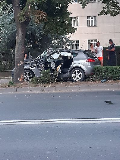 Un autoturism condus de un șofer beat( cu alcoolemie de 0,74 mg/l alcool pur in aerul expirat, indicată de aparatul etilotest), a intrat în coliziune cu un copac, duminică seară, 26 iulie 2020,în jurul orei 20:30, pe B-dul București din Focșani.Echipajul de pe mașina de descarcerare a extras o victimă conștientă, de sex masculin, în vârstă de 29 de ani( șoferul atutoturismului) , care prezenta multiple traumatisme.Paramedicii i-au acordat primul ajutor calificat, iar ulterior au preluat pacientul și l-au transportat la U.P.U. Focșani.Foto:ISU Vrancea