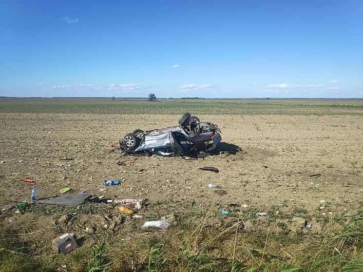 Accident de circulație cu 5 victime la Măicăneşti, după ce un autoturism s-a răsturnat sâmbătă 23 mai 2020, după-amiază, în afara părții carosabile.Foto:ISU Vrancea