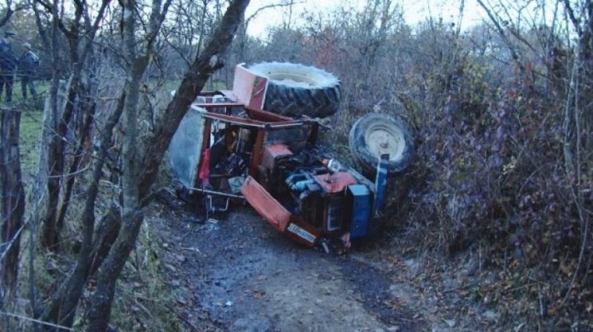 Accident Produs In Urma Răsturnării Unui Tractor Forestier La