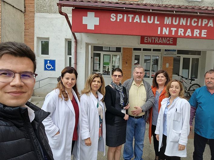 Economistul Ionuț Săvescu( foto stânga) la prima acțiune de donare de sânge organizată la Spitalul Municipal Adjud alături de d-na Nicoleta Ivanciu managerul unității medicale, de d-l Marin, un domn din Adjud care a mai organizat astfel de acțiuni și colectivul Centrului de Transfuzii Sanguine(CTS) Focșani