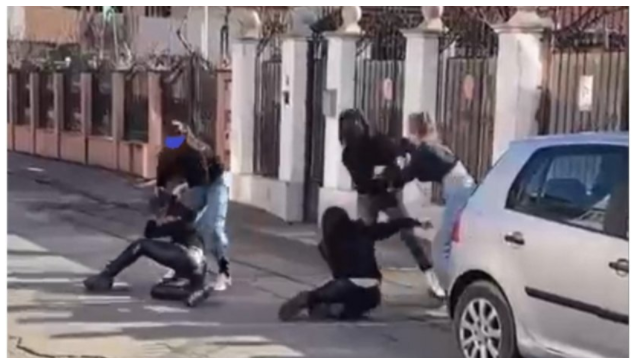 Imagini care surprind o agresiune între eleve ale unor  unități de învâțământ din municipiul Focșani, faptă care s-ar fi săvârșit, conform IPJ Vrancea, în cursul zilei de miercuri, 9 februarie a.c., în jurul orei 13.30.Foto:antena3.ro