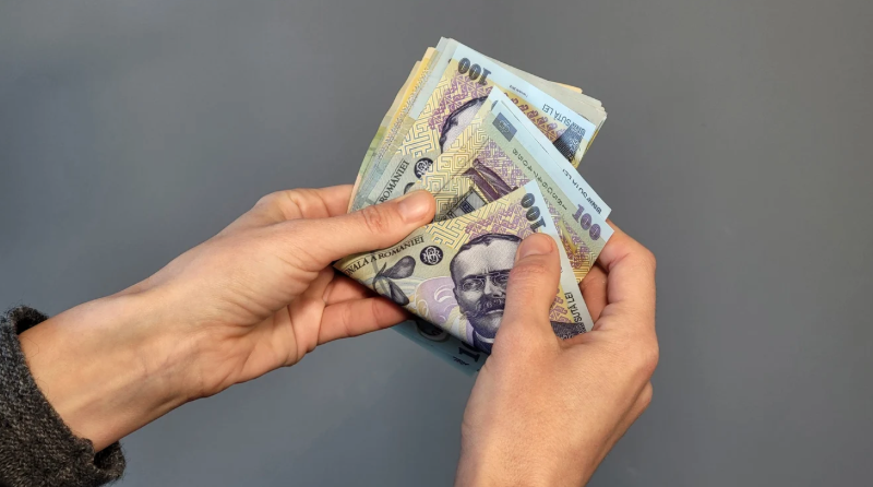 Preșcolarii și elevii din familii defavorizate vor primi ajutorul de 500 de lei FOTO Playtech