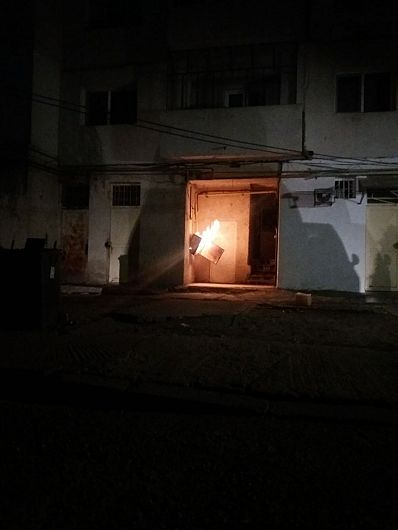 Folosirea intenţionată a unei surse de aprindere (brichetă) pentru generarea incendiului,este cauza probabilă  indicată de specialiștii ISU Vrancea în cazul  incendierii regulatorului de gaze amplasat la intrarea unei scări de bloc aflată pe B-dul Brăilei ,din Focșani