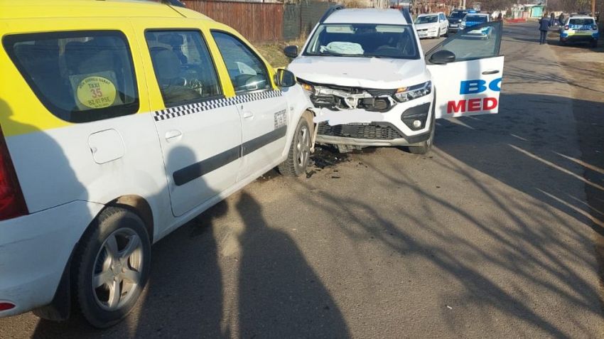 În accidentul de circulație produs joi după-amiază, 29 decembrie 2022, pe Drumul Județean 203 A, în localitatea Grebănu, din județul Buzău au fost implicate un taxi și o ambulanță BGS.Primele informații arată că a fost vorba despre un vehicul care transporta pacienți de la dializă condusă de un șofer din județul Vrancea și un taxi la volanul căruia se afla un bărbat de 37 de ani, din Râmnicu Sărat.Foto:sansanews.ro
