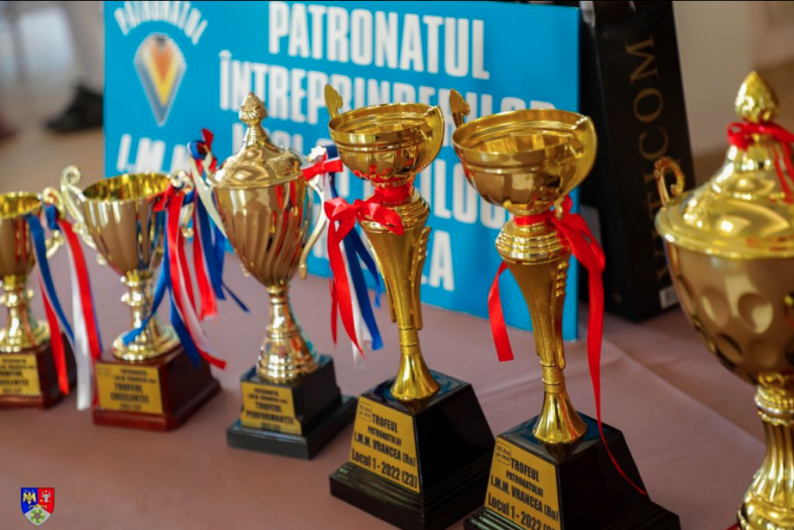 Trofee oferite firmelor câștigătoare la edițiile anterioare ale „Topului Intreprinderilor Mici și Mijlocii (IMM) Vrancea”