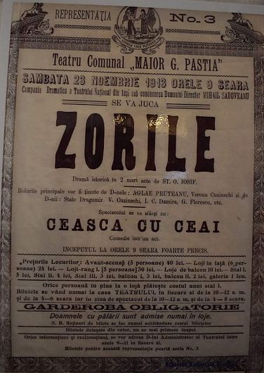 Afișul spectacolului care a inuagurat pe 23 noiembrie 1913, începând cu ora 9 seara, Teatrul Comunal ”Maior Gh.Pastia” din Focșani.S-au jucat la spectacolul inaugural al  Teatrului Comunal ”Maior Gh. Pastia” Focșani, două piese de teatru.Prima, ”Zorile”, o ”dramă în 2 mari acte de St.O.Iosif”  iar apoi, comedia într-un act, ”Ceașca cu ceai”. Foto:Focsani Vechi