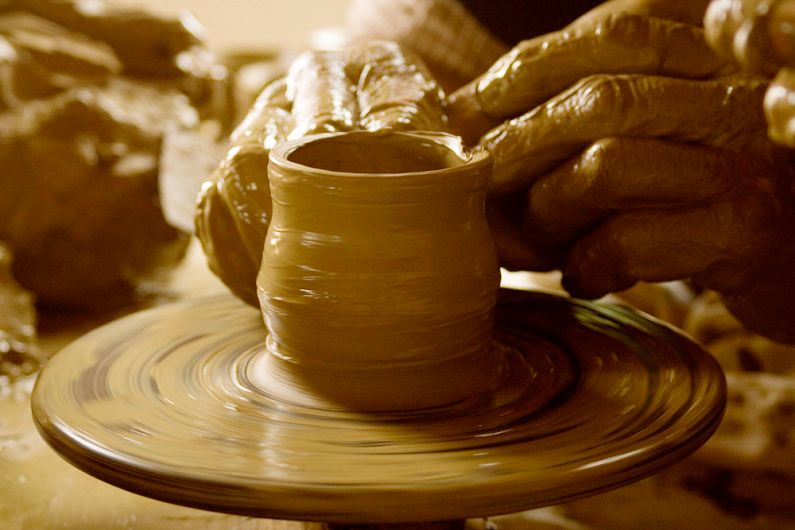 În perioada 28-31 iulie 2022, Muzeul Vrancei organizează un atelier-școală de inițiere în tehnicile olăritului, cu un accent particular pe ceramica de Irești. Sursă foto: artandcraft.ro