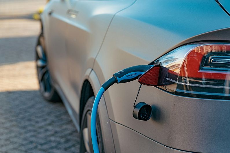 Vehicul electric la încărcat.Foto:Unsplash