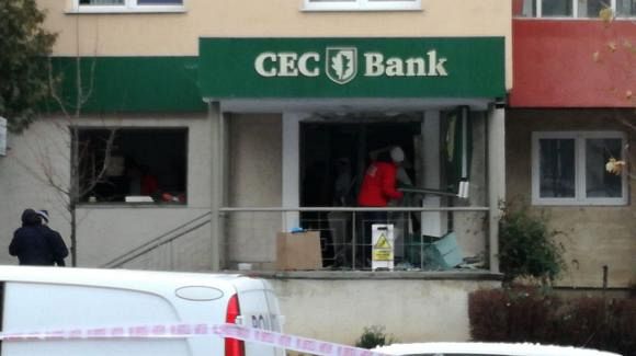Tentativă de spargere la un bancomat din Răcădău, Brașov. Bancomatul, situat la parterul unui bloc, a fost aruncat în aer. Foto: Digi24 