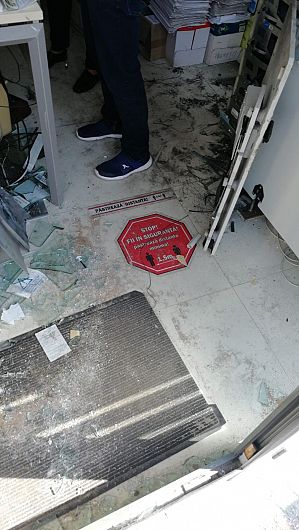 Bancomatul din incinta sucursalei unei unități bancare de la Păunești a fost spart.Foto Robert Ignat colaborator al Ziarului de Vrancea