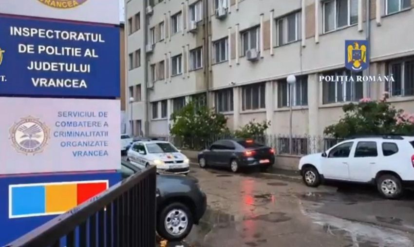 Foto: Sumele de bani găsite în Piața Moldovei și pe Bulevardul București din Focșani se află în prezent în custodia IPJ Vrancea, iar proprietarii sunt invitați să se prezinte pentru revendicarea acestora, pe baza unor dovezi care să ateste dreptul de proprietate.