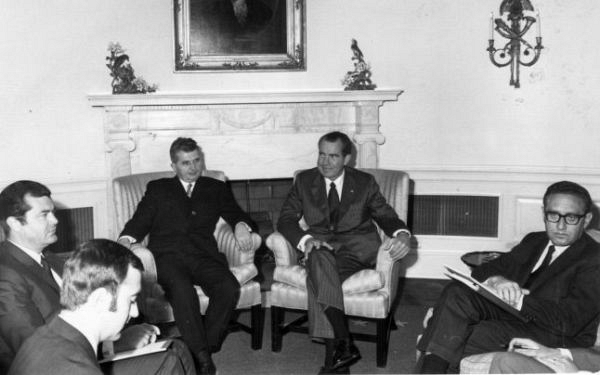 Astăzi se împlinesc 48 de ani de la vizita președintelui Richard Nixon la București, prima vizită efectuată de un președinte american în România