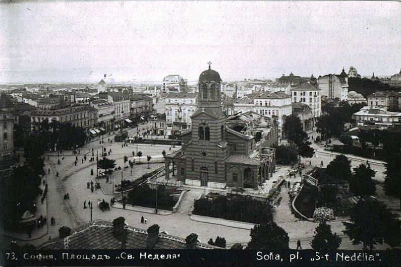 1925: Comuniștii bulgari cu ajutorul sovietic comit un atac cu bombă  asupra Catedralei Sfânta Nedelia în Sofia, Bulgaria, în care mai mult de  150 de persoane au murit, inclusiv politicieni și militari de rang  înalt.