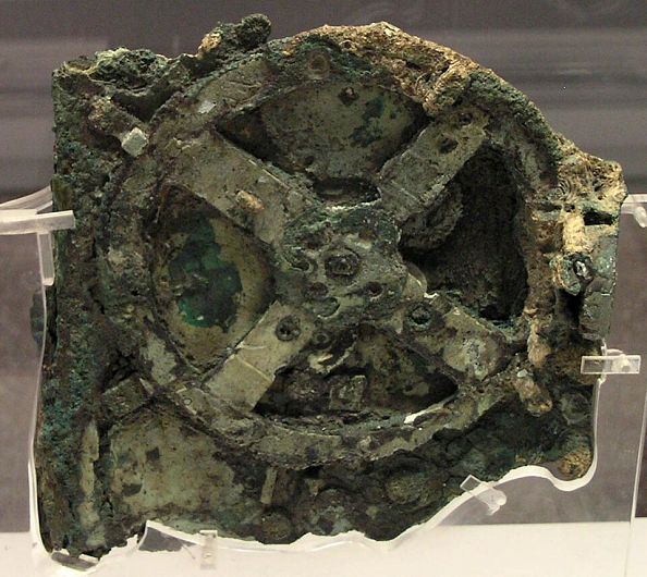  Mecanismul de la Antikythera, un calculator mecanic antic