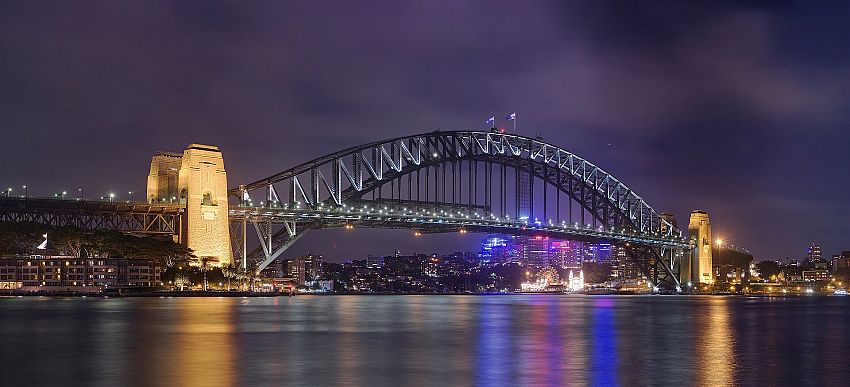 în 1932 a fost inaugurat celebrul Sydney Harbour Bridge, unul dintre cele mai spectaculoase poduri din lume;