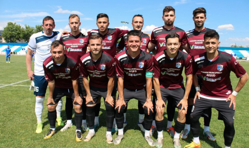 Foto:Echipa de fotbal seniori CSM Adjud 1946 este campioana ediției 2023/24 a Superligii Vrancei ( campionatul județean) la fotbal și va reprezenta județul Vrancea la barajul de promovare în liga a treia, precizează prin intermediul unui comunicat de presă făcut public , marți 4 iunie 2024, Asociația Județeană de Fotbal( AJF) Vrancea