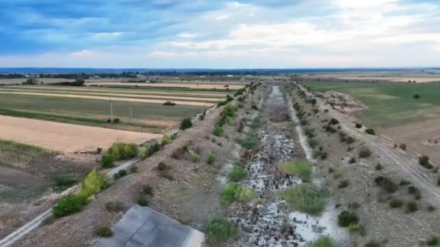 Sursa foto: În 1990, lucrările la Canalul Siret - Bărăgan au fost abandonate și abia în 2007 au fost alocați bani pentru finalizarea lucrărilor la primul tronson de 5,71 km, care, ulterior, s-a degradat și el.Foto:jurnalul.ro