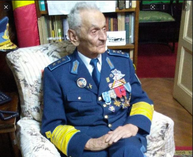 Armata Română l-a pierdut vineri, 24 septembrie 2021, pe Ion Dobran (102 ani), general de aviație și erou al celui de-Al Doilea Război Mondial. Vestea neagră a fost confirmată de reprezentanții Fundaţiei ”Erou căpitan aviator Alexandru Şerbănescu”.Foto:arhiva ZdV.Credit foto:Evenimentul Zilei 