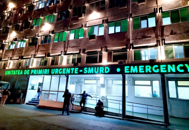 Intrarea în Spitalul Județean de Urgență din Focșani, noaptea.Credit foto: Ștefan Borcea