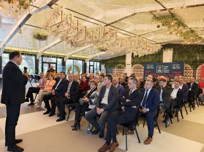 Organizația județeană a Partidului Social Democrat a participat la „Consultarea internă la nivel național – Momentul Adevărului”, organizată în sistem videoconferință în cadrul Consiliului Politic Național, eveniment găzduit local în sala mare a Complexului Hora Miresei din Vânători.Foto:agerpres.ro.ro