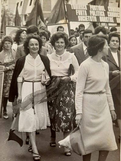 Grup de salariați de la Direcția Agricolă Vrancea, defilând pe strada Republicii din Focșani în ziua de 23 august 1984.
