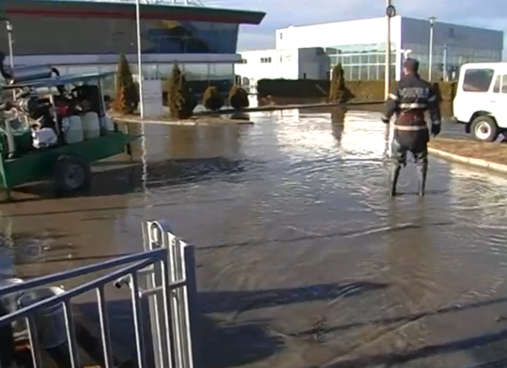 Curtea Fabricii de confecții SORSTE de la ie;irea din Focșani, spre Mărășești, mărginită de DN2-E85 inundată în noiembrie 2015.