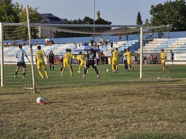 Imagine din partida CSM Adjud 1946 – CS Aerostar Bacău, încheiată cu victoria gazdelor, scor 1-0. Foto: CSM Adjud 1946