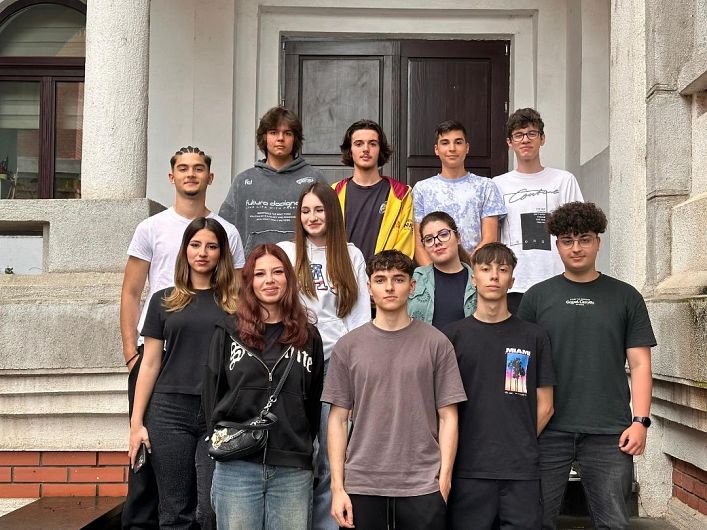 Foto: Echipa Colegiului Național „Unirea” din Focșani care a obținut Premiul al II-lea la concursul național „Literatura română în dimensiunea virtuală”.