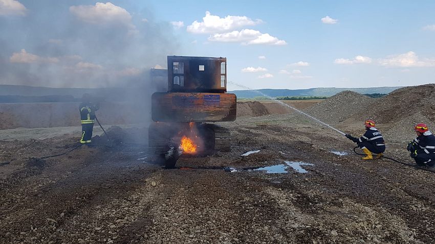Excavator în flăcări la Adjud.Foto:ISU Vrancea