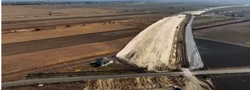 Foto captură de pe VIDEO realizat cu drona al căsuței din Vrancea, care ar putea încurca termenele prevăzute-n PNRR de finalizare al lotului 4, al Autostrăzii A7, sectorul Buzău-Focșani   