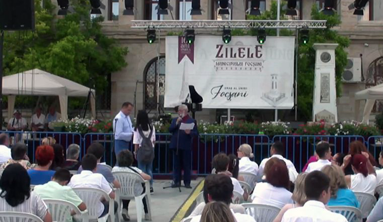 Foto:Arhiva Ziarului de Vrancea:Premierea la ediția 2023 a „Zilelor Municipiului Focșani” a elevilor din unitățile școlare focșănene care au obținut rezultate deosebite în anul școlar curent respectiv și a profesorilor care i-au pregătit