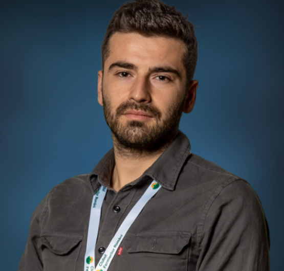  Radu Martinescu( foto) , un tânăr fermier din sudul județului Vrancea, care, alături de fratele său și sprijinit de părinți, administrează o fermă performantă de peste 2.000 de hectare.Credit foto:capital.ro