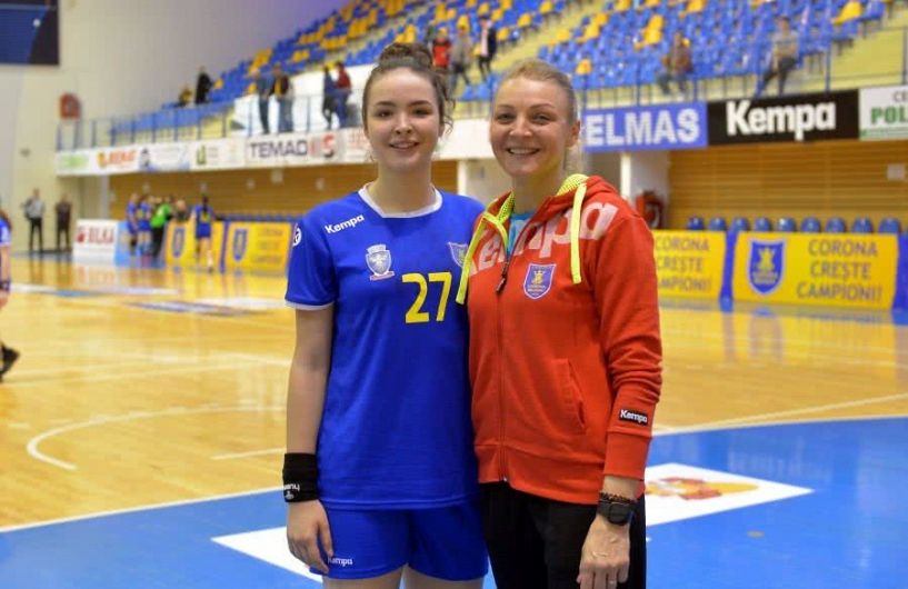 Simona Gogârlă, fosta valoroasă handbalistă originară din Vrancea,împreună cu fiica sa Alicia, care-i calcă pe urme ca sportivă