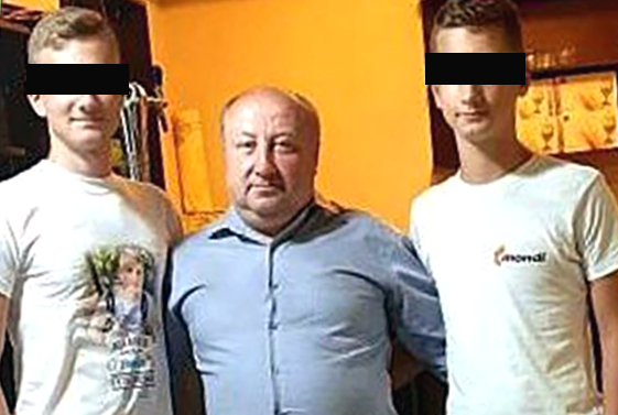 Primarul comunei Nistorești, Teodor Dobre, împreună cu cei doi fii ai săi, unul elev la Colegiul Economic (foto stânga) și celălalt la Colegiul Auto „Traian Vuia” Focșani. Conform IPJ Vrancea, minorul de 14 ani (cel elev la Colegiul Auto ”Traian Vuia” Focșani) a fost depistat, la data de 26 decembrie a.c., de către polițiștii Compartimentului DN2D- Serviciul Rutier, în timp ce conducea o autoutilitară pe DJ 205 E, în afara satului Ungurești din comuna Nistorești. În urma testării cu aparatul etilotest, a rezultat o concentrație de 0,42 mg/L alcool pur în aerul expirat. În urma verificărilor efectuate, polițiștii au stabilit că minorul ar fi luat autoutilitara fără acordul proprietarului, un bărbat de 40 de ani din comuna Nistorești.