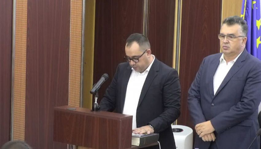 Conform realitateadevrancea.net, noul consilier județean Cătălin Laurențiu Săftoiu (foto stânga) este fostul șofer al lui Marian Oprișan (foto dreapta), cunoscut drept omul „bun la toate” al fostului șef de CJ.Foto:realitateadevrancea.net