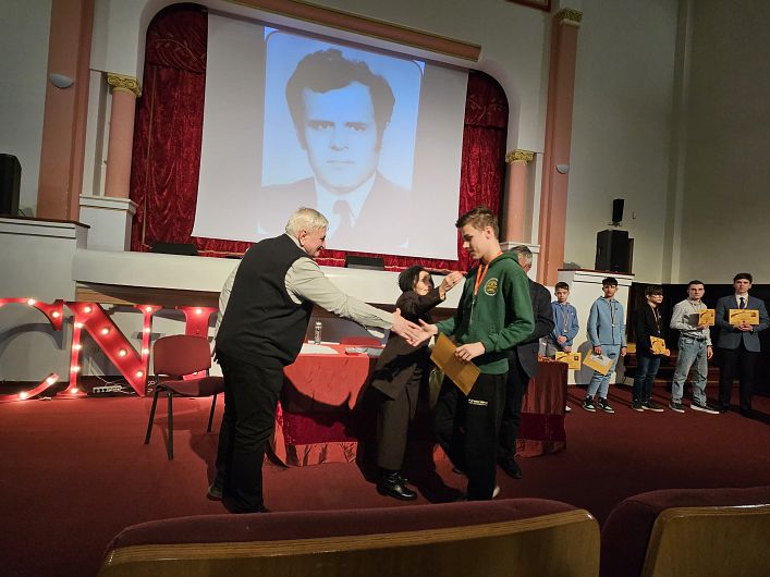 Doamna profesoară Ghiorghiță înmânând premiul(n.r.la  Concursul regional de matematică “Unirea”, aflat la a XI-a ediție) care poartă numele soțului...Foto:Contul de facebook Cornel Noană