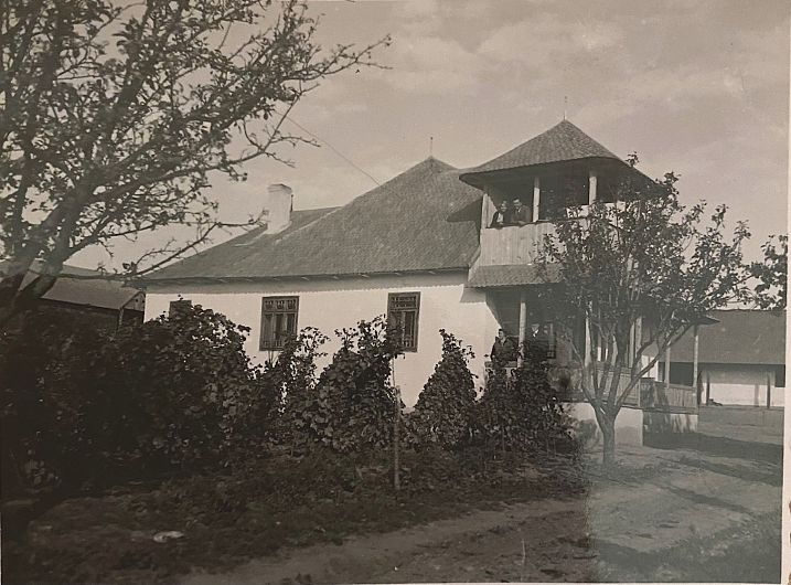 Foto 4: Pe prispa casei din Satul Văleni, unde s-a mutat familia de la Ruginești