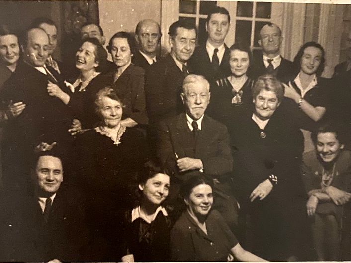 Foto 3: Fotografie de familie. În centru - Aglae și Sava Athanasiu, în casa fiului cel mare, Ion (Jenică, aflat în spatele tatălui) din București