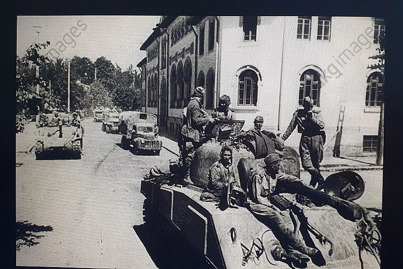 Militari sovietici în trecere prin fața Tribunalului din Focșani