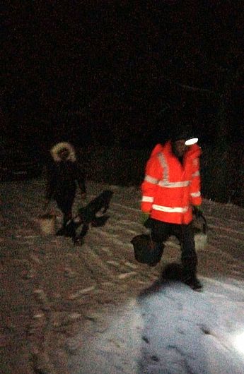 Duminică seara, participanții la trafic au cărat nisip cu gălețile pe DN2N, la Chiojdeni, pentru a-l împrăștia pe carosabil în speranța că vor putea circula. În ciuda apelurilor lansate la ora 19:00, un cititor al Ziarului de Vrancea preciza că drumul este blocat de aproximativ 2 ore