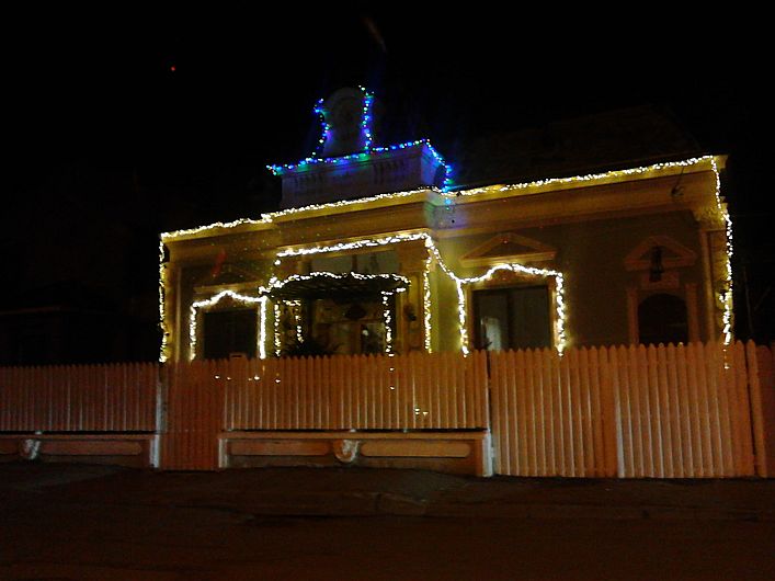  Casa familiei Nistor din Focșani, strada Tăbăcari iluminată pe timp de noapte