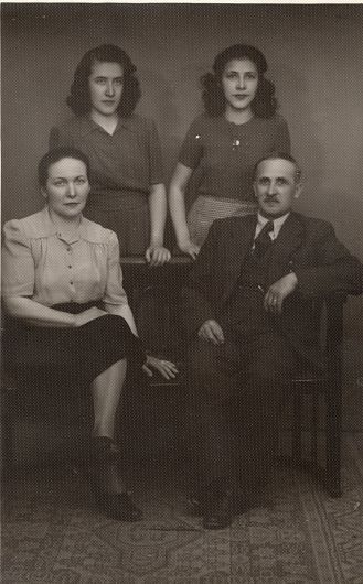 Eugenia și Lidia Mărgărit alături de părinții lor, Alexandrina și Alexandru