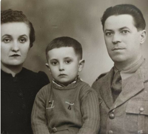 -Fotografie, realizată în jurul anului 1940 la Râmnicu Sărat, prezintă familia Traian & Aphrodita Campanie Dumitrescu – învățători/profesori. În mijloc se află fiul lor, regretatul Dr. Dragoș Mihai Dumitrescu (fost medic veterinar în Vrancea). Fiica lor, Maria Marcela, ingineră, nu se născuse încă.