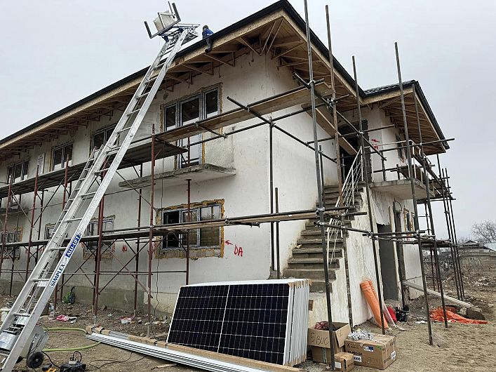 Foto:Instalare panouri fotovoltaice la blocul specialistului în comuna Pufești