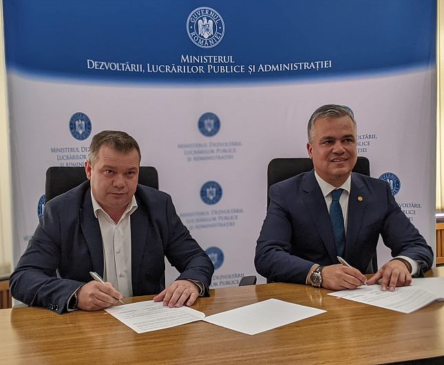 Foto:Semnare contract investiție apă- canalizare în comuna Pufești de către primarul Nicolae Damian împreună cu Ministrul al Dezvoltării, Adrian-Ioan Veștea.
