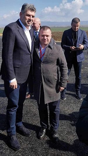 Foto:Primarul comunei Pufești, Nicolae Damian împreună cu Primul Ministru al României Marcel Ciolacu 