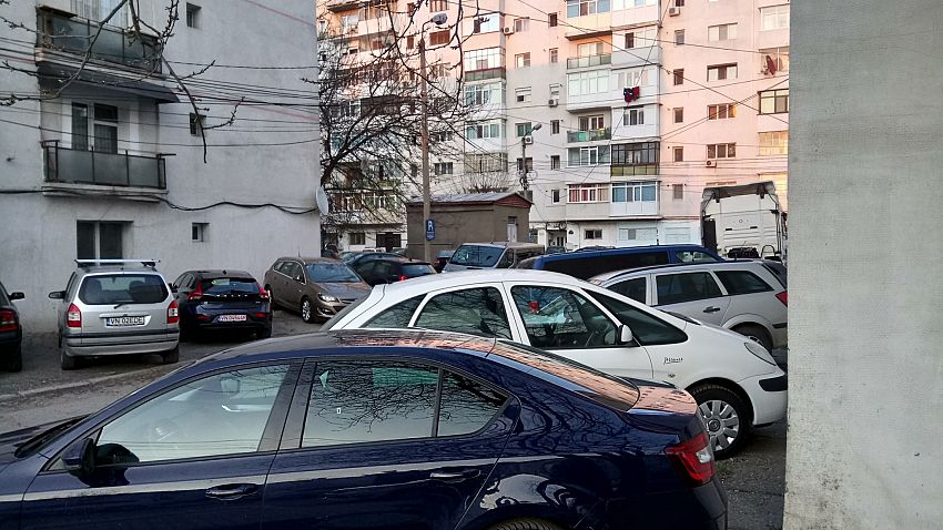 Așa sunt parcate autoturisme în Focșani la nici 100 m de fosta Autogară, actualul sediu al supermarketului Lidl! Vis a vis de Școala 10 Focșani!Foto:Petrișor Constantin