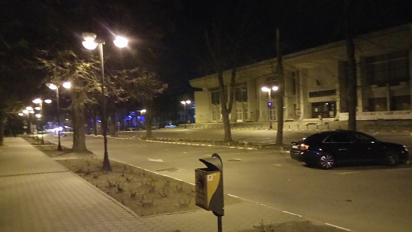 Parcarea din fața Casei de Cultură Focșani goală noaptea